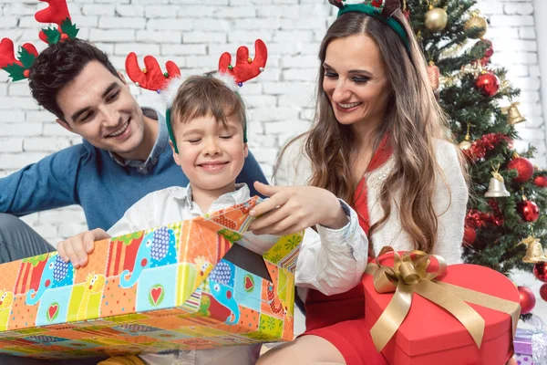 Família abrindo presentes de Natal coloridos — Fotografia de Stock