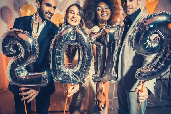 Партійні люди жінки та чоловіки святкують Нові роки напередодні 2019 року — стокове фото