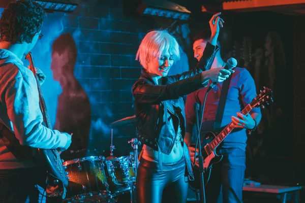 Band tijdens optreden rock musiceren op het podium — Stockfoto