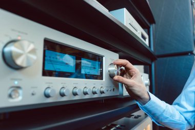 El kadının HiFi amplifikatörü sesini kapatma