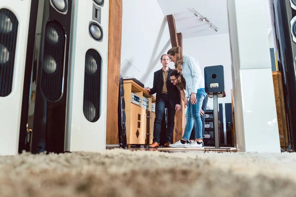 Par att köpa nya stereon i Hi-Fi butik — Stockfoto