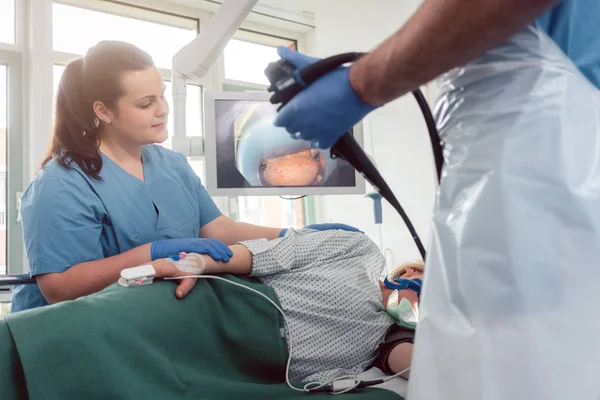 Medico durante il controllo endoscopico immagine della bocca sullo schermo — Foto Stock