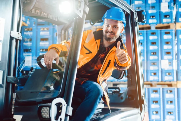 Trabajador mostrando pulgares hacia arriba en el centro de entrega logística — Foto de Stock