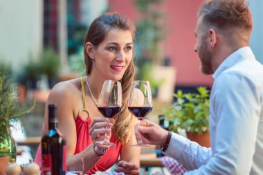 genç bir çift kırmızı şarap alıyor