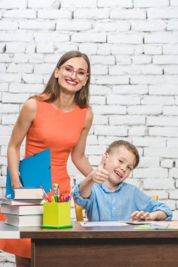 Öğretmen ve okul öğrenci kameraya seyir