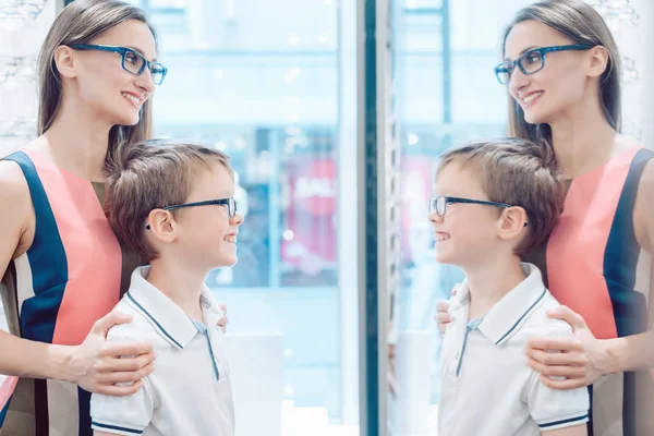 Mère et son fils testent de nouvelles lunettes dans le miroir — Photo