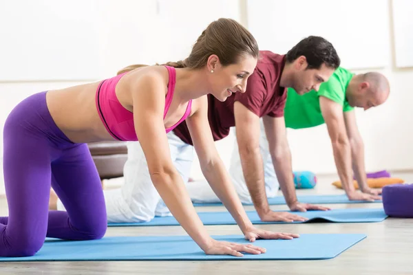 Amis travaillant en cours de yoga — Photo