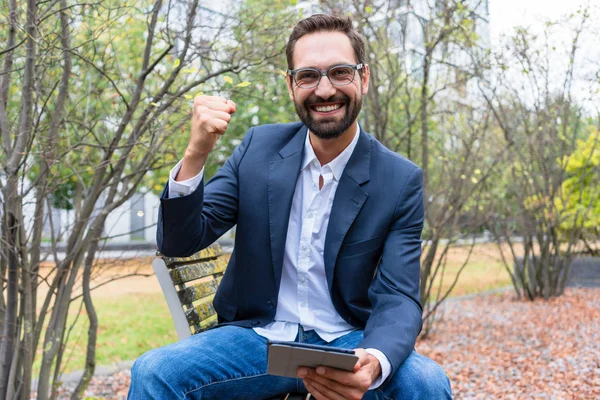 Porträtt av framgångsrik affärsman holding digital tablett — Stockfoto