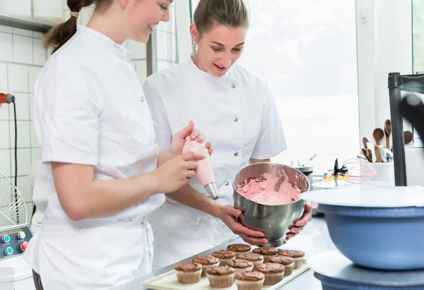 Cupcakes cam pasta ekmek kadınlarda — Stok fotoğraf