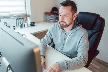 Reklam Ajansı tasarımı bilgisayarda genç adam 