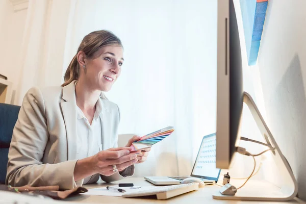 Kreativt arbeid i reklamebyrå på prosjekt – stockfoto