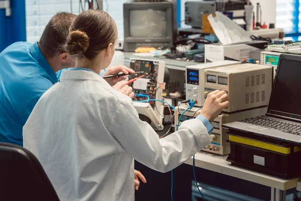 Equipe Ingénieurs Électroniques Testant Prototype Produit Sur Banc Essai Laboratoire — Photo