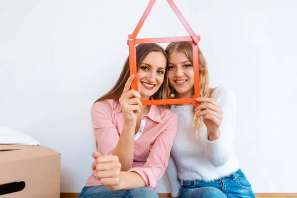 Deux femmes ayant loué un nouvel appartement emménageant — Photo