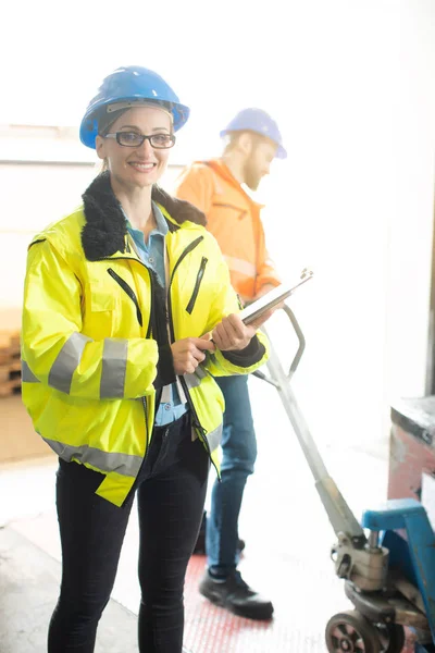 Werken in een magazijn gespecialiseerd in voedsellogistiek — Stockfoto