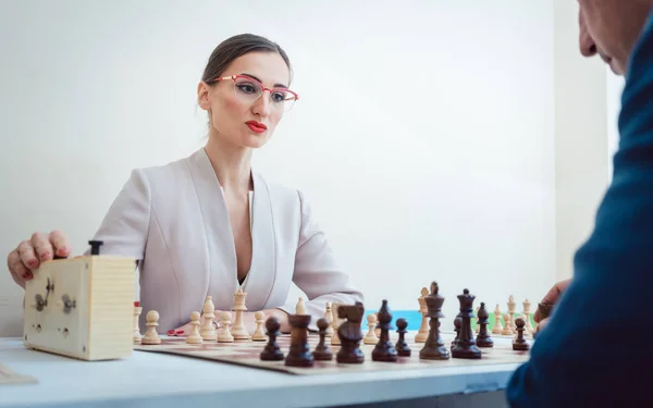 व्यवसाय लोक बुद्धिबळ खेळत — स्टॉक फोटो, इमेज