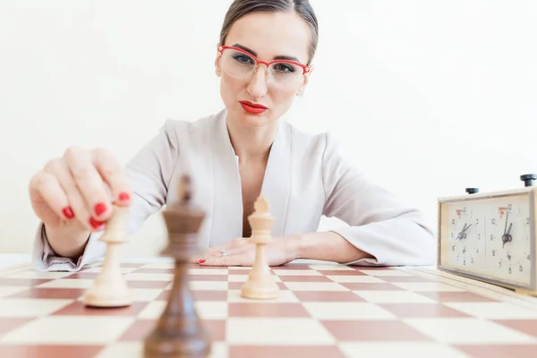 Деловая женщина делает ход в шахматной игре — стоковое фото