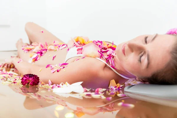 Mujer relajante en spa — Foto de Stock