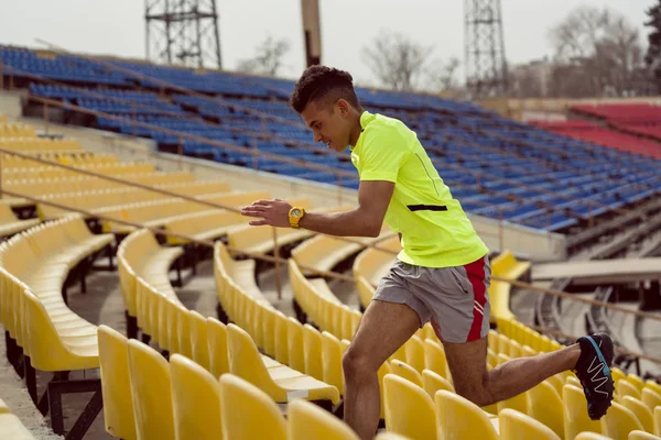 Hombre corriendo al aire libre — Foto de Stock