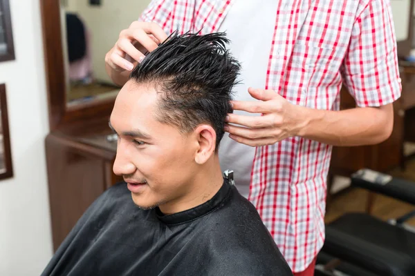 理发师梳理客户的头发 — 图库照片