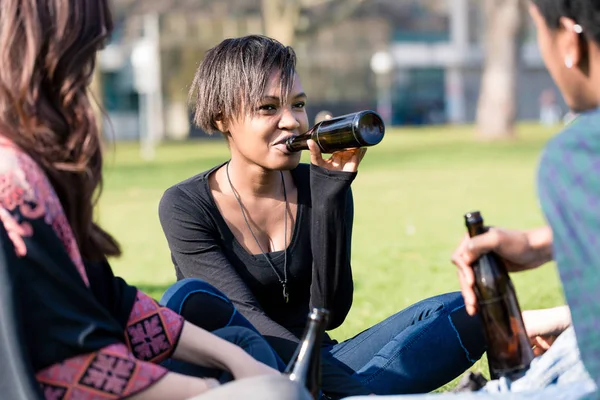 Adolescente sentada con sus amigos bebiendo alcohol — Foto de Stock