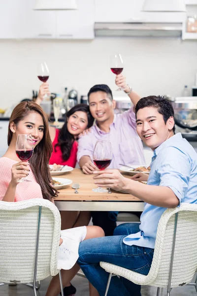 Grupa przyjaciół ciesząc się wina — Zdjęcie stockowe
