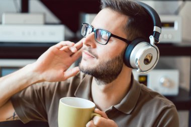 Kahve içme ve müzik adamı