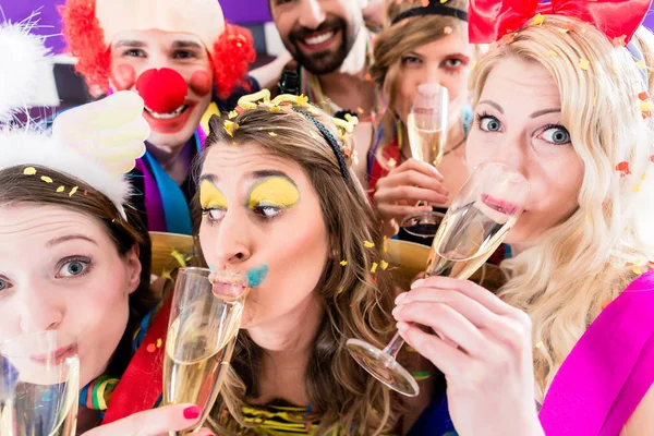 Persone sulla festa che bevono champagne — Foto Stock