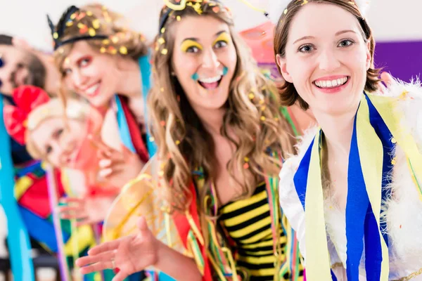 Gente de fiesta celebrando carnaval o víspera de año nuevo — Foto de Stock