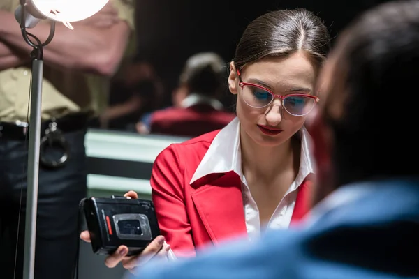 Kriminalpolis inspelningen meddelandet om en misstänkt eller vittne — Stockfoto