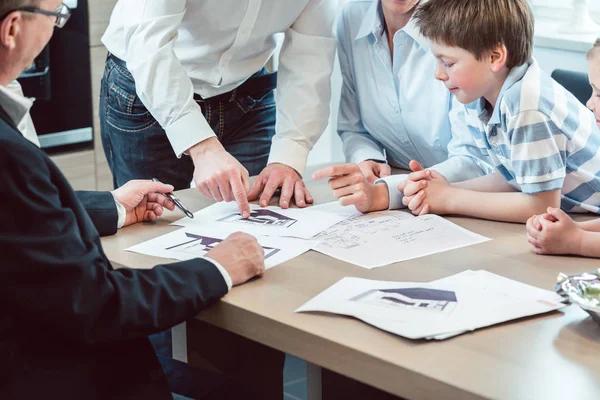 Familia Que Comienza Planear Una Nueva Cocina Casa Muebles Sentado — Foto de Stock