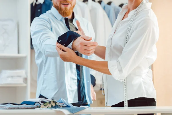 Mann in maßgeschneidertem Hemd im Schneideratelier — Stockfoto