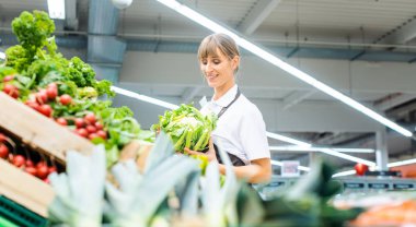 Meyve ve sebze sıralama bir süpermarkette çalışan kadın