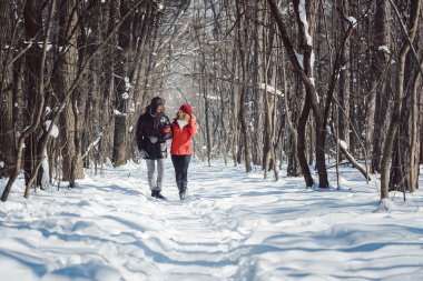 Kadın ve erkek kış kar keyfi