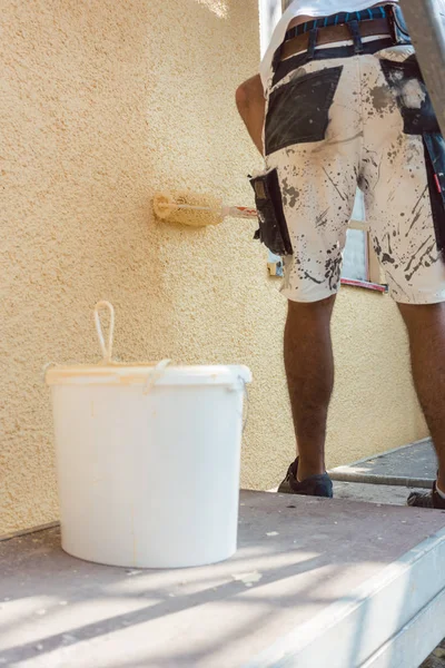 Torso eines Mannes beim Bemalen einer Wand auf Baustelle — Stockfoto