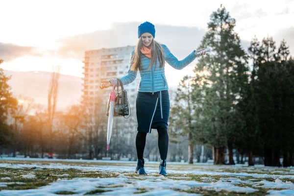 Mujer teniendo una ciudad caminando en nieve descongelada — Foto de Stock