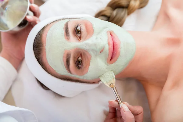 Mulher sorridente recebendo tratamento facial — Fotografia de Stock