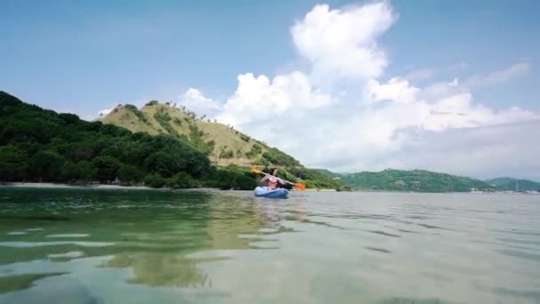 Žena Pádlování Dvojitým Ostřím Pádlo Kanoe Moři Během Letních Prázdnin — Stock video