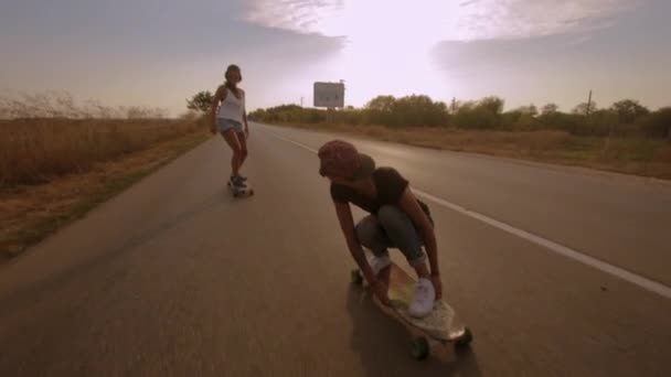 Dos Jóvenes Forma Mujeres Manteniendo Equilibrio Mientras Navegan Longboards Durante — Vídeos de Stock