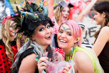 Kadınlar seksi kostümleri Almanca Faşing karnaval kutluyor