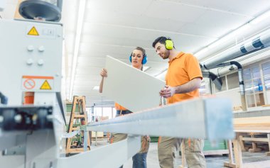 Mobilya fabrikası teftiş yapan parça qa marangoz