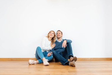 Çift yeni dairede kendi geleceğini hayal ediyor.