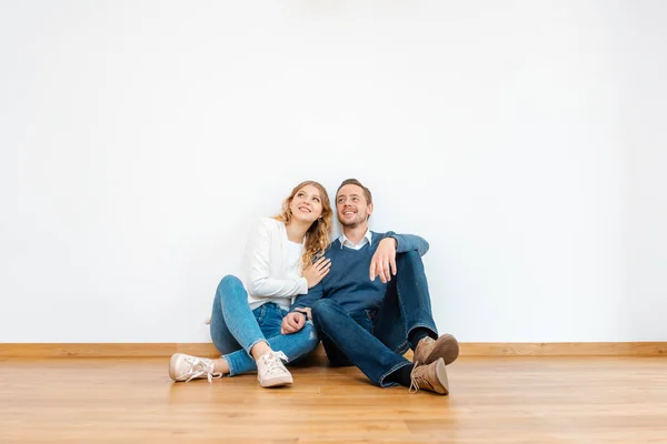 Paar dromen over hun toekomst in het nieuwe appartement — Stockfoto