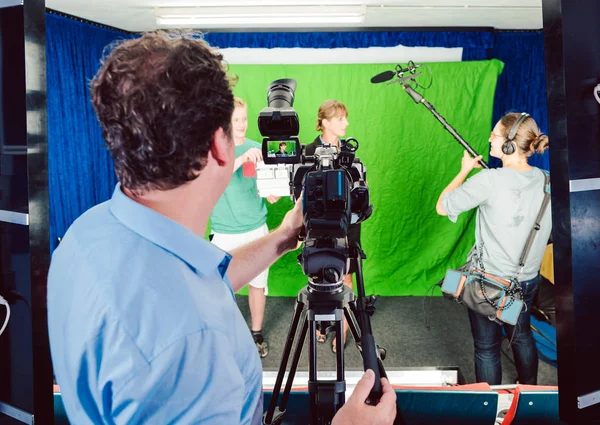 Asistente sostiene pizarra de película en la cámara para iniciar la producción — Foto de Stock