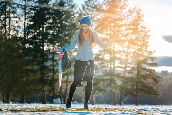 女人在泥泞的雪地里行走 — 图库照片