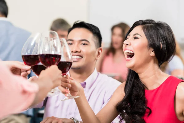 Donna tostatura bicchieri da vino con gli amici — Foto Stock