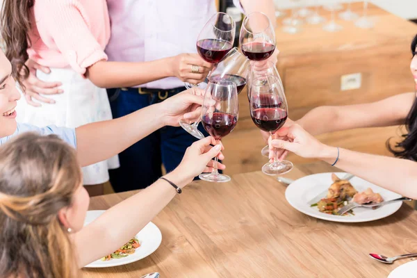 Amici brindare bicchieri di vino — Foto Stock