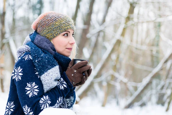 Mujer congelándose en un frío día de invierno calentándose con bebida caliente — Foto de Stock