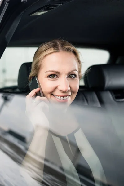 Happy businesswoman talking on cellphone — Stock Photo, Image