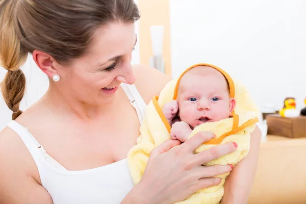 Retrato de mãe olhando para seu bebê — Fotografia de Stock