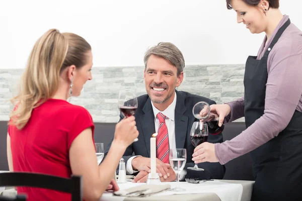 Casal feliz sentado no restaurante — Fotografia de Stock